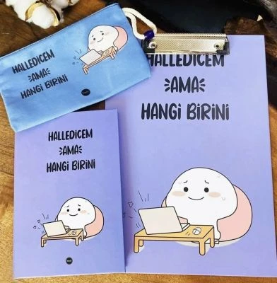 BAM 3LÜ KIRTASİYE SETİ (SEKRETERLİK+DEFTER+KALEMLİK)